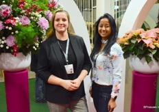 De dames van Deliflor en Beekenkamp Lejla en Sirekit op de stand van Deliflor.
